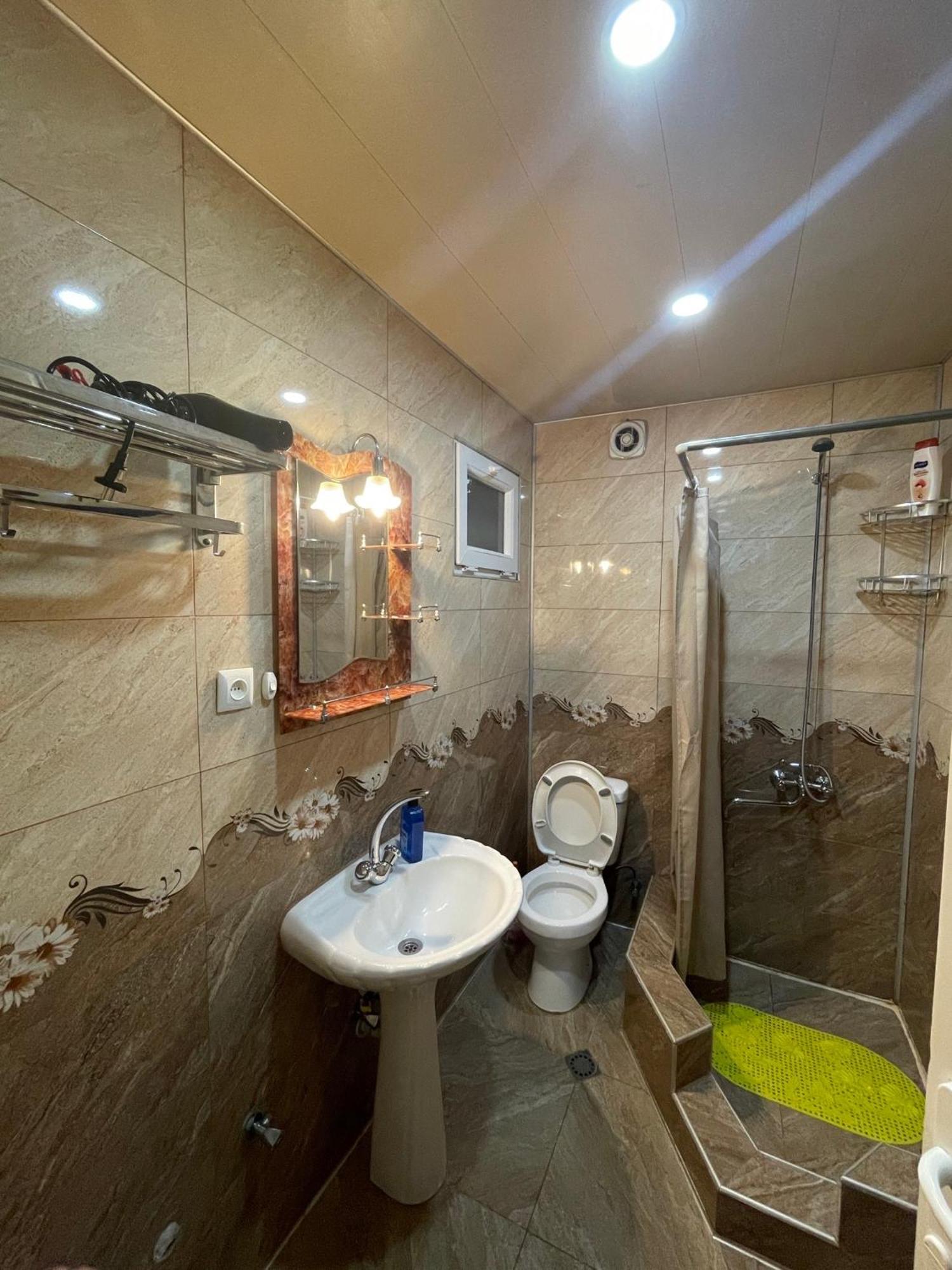 Elco Hotel Zugdidi Buitenkant foto